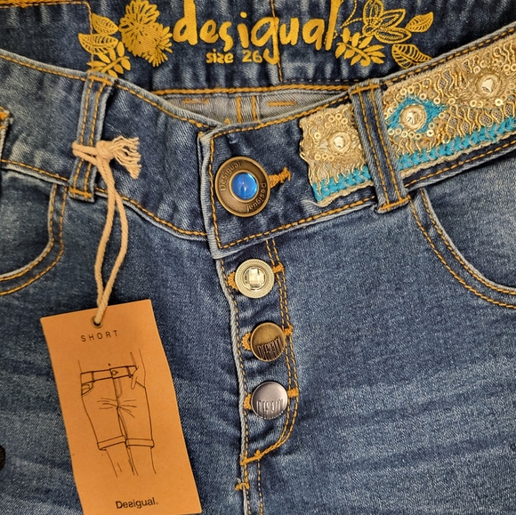 Desigual Magalie  Denim Shorts With sequins and embroidery Size 28 US - Picture 10 of 16